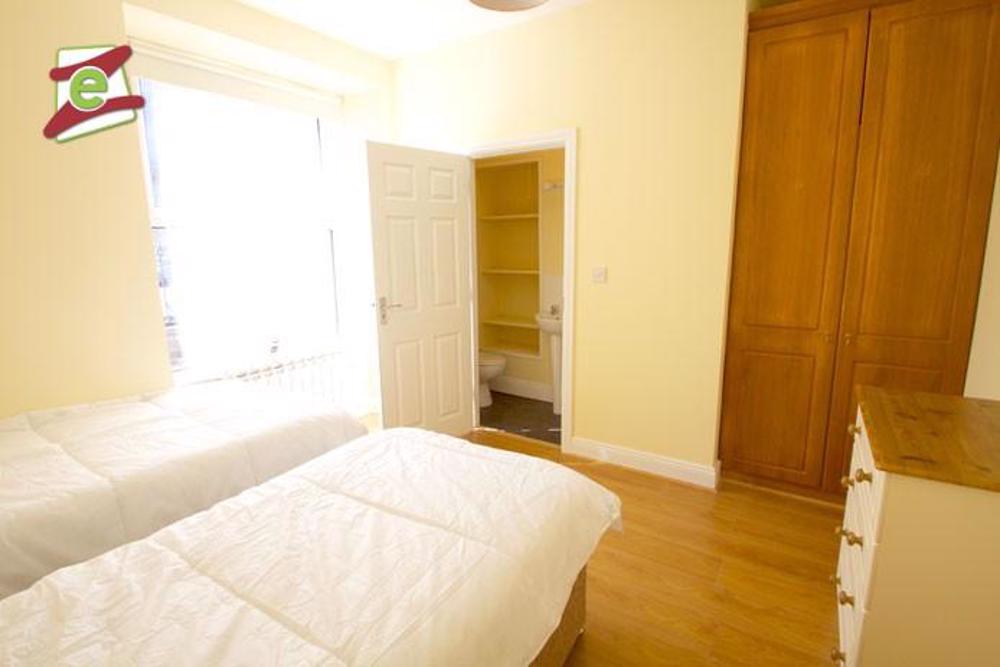 Ensuite room in a modern 4-bed apartment